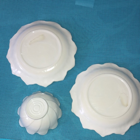 Vintage yellow milk glass Lotis plates and bowl - Picture 3 of 3